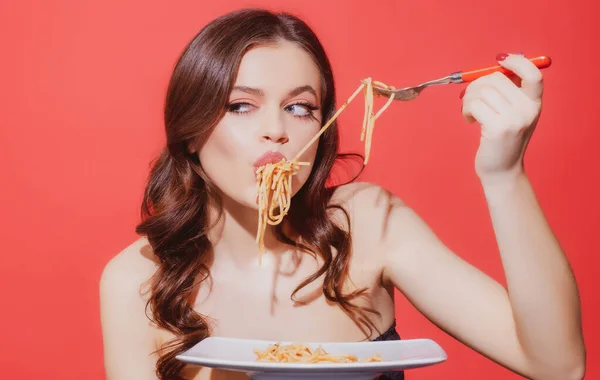Italiaans meisje eet spaghetti met vork. Bolognese pasta. Eten van Italia. Traditionele keuken concept. — Stockfoto