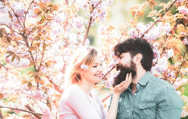 Jag älskar dig. Överseende kärlek känslor. Älskade man och kvinna på promenad i en vårblommande park. Äkta kärlek. Vårpar som skrattar och kramas. Glad Alla hjärtans dag. — Stockfoto