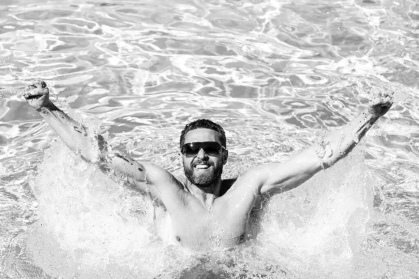 Egy fickó a medencés vízben. Medencés fürdő. Nyári vakáció. Nyári ember. — Stock Fotó