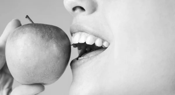 Mooie jonge vrouw die een appel eet. Gezonde witte tanden close-up met een appel. — Stockfoto