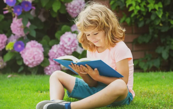 Çocuk kitap okuyor. Çocuk okulu ve açık hava eğitimi. Doğa ve park. Erken öğrenme. Açık havada yaz. Öğrenme kavramı. — Stok fotoğraf