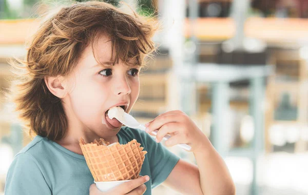 Retrato de criança engraçada comendo sorvete saboroso. — Fotografia de Stock