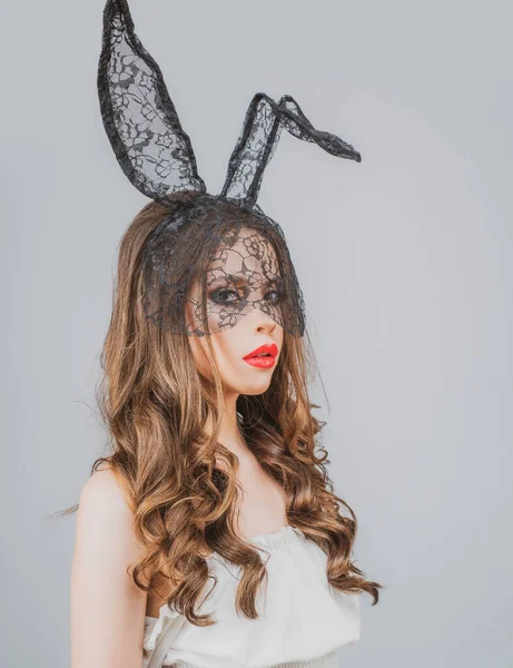 Пасхальная женщина. Сексуальная девушка в черной маске. Охота на кролика. Кроличьи уши. — стоковое фото