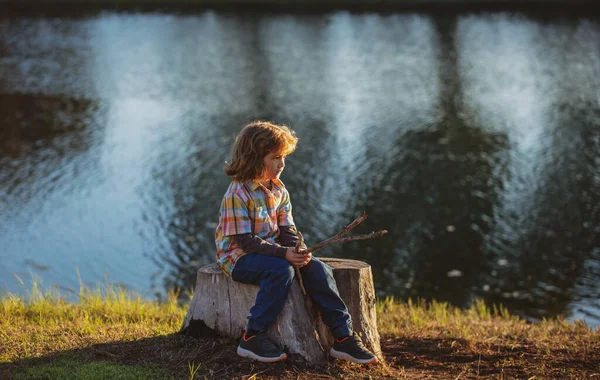 Miúdo solitário ou solitário. Depressão infantil, problemas. Emoções. Emoções negativas, colapso nervoso. — Fotografia de Stock