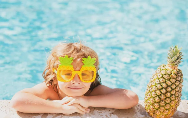 I bambini giocano in resort tropicale. Bambino bambino che si diverte in piscina. Frutta dell'ananas estiva. — Foto Stock