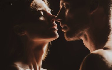 Romantik gece buluşması. Birlikteyken kucaklaşan seksi bir çiftin şehvetli portresini yakından çek. Siyaha aşık genç bir çift. Bu sevimli çift birlikte vakit geçiriyor..