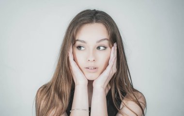 Sarı saçlı, şık giyinen, neşeli, meraklı bir kadın. Kız ilginç hikayeler duymaktan her zaman mutludur. İnsan duyguları kavramı.