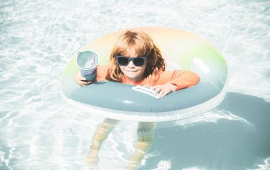 Yazın havuz başında kokteyl. Çocuklar plaj eğlencesi.