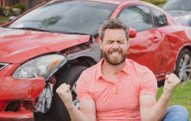 Araba bozuldu, şoför şok oldu. Yolculuk sorunları ve yardım kavramları.