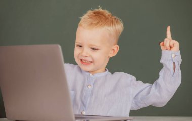 Çalışmak için alet kullanan hayret verici bir çocuk. Çocuklar için bilgisayar eğitimi. Dahi çocuk programlama, bilgisayar eğitimi.