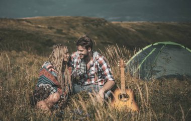 Aşık şefkatli bir çift. Romantik yolculuk, dağlarda kamp. Birkaç hayalperest kucaklaşıyor ve kucaklaşıyor. Aşıklar kucaklaşır. Kampta adama sarılan şehvetli kadın.