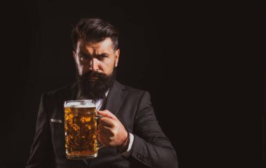 Ciddi sakallı hippi portresi bira sanatını siyah üzerine koyuyor..