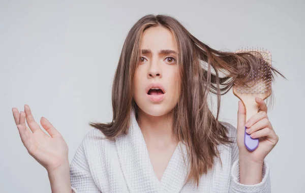 Mujer estresada es muy molesto debido a la pérdida de cabello. Corte de pelo y alisado cuidado del cabello. Problema grave de pérdida de cabello para el cuidado del cabello. —  Fotos de Stock