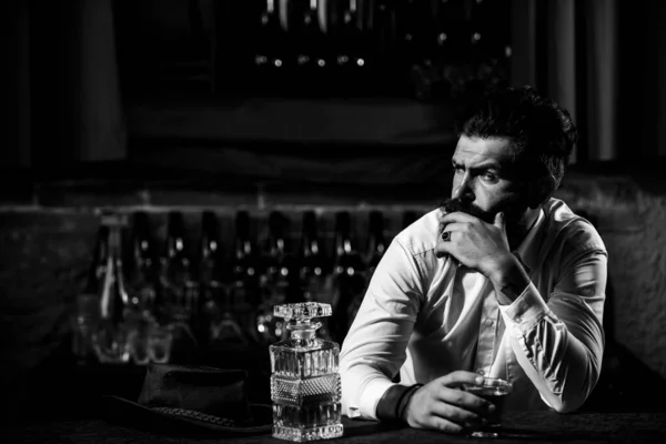 Homem barbudo bonito que parece cansado e chateado bebendo uísque sozinho no bar esfregando sua depressão de estresse na testa. Deprimido infeliz exausto. — Fotografia de Stock