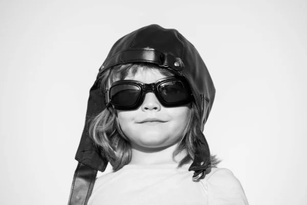 Les enfants rêvent. Enfant caucasien avec casque pilote et lunettes, portrait drôle de près. Visage enfant. — Photo