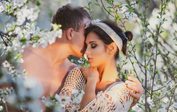 Printemps de la nature. Histoire d'amour du printemps. Couple sensuel. Lune de miel. Cerisier en fleur. — Photo