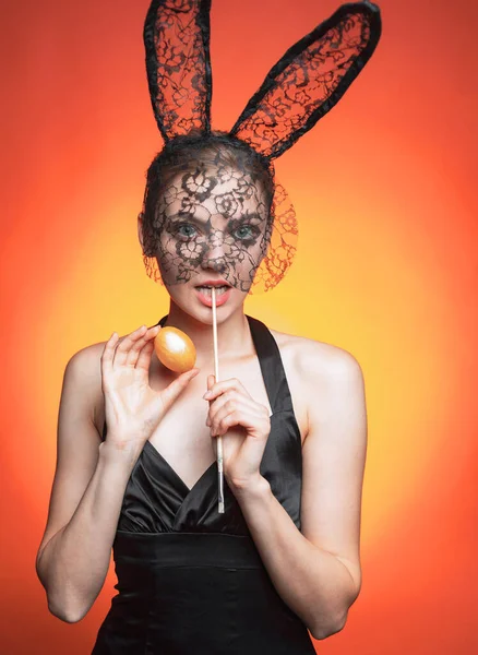 Egg polowanie. Uśmiech Wielkanoc. Seksowny króliczek królik na czerwonym tle. Easter bunny dress. — Zdjęcie stockowe