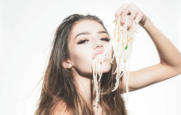 Schöne Mädchen mit Spaghetti auf dem Mund. Spaghetti Nudeln im Mund. Nudeln essen. — Stockfoto
