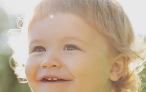 De cerca retrato de un niño lindo, cara recortada. Concepto de infancia y crianza. Bebé sonriendo, linda sonrisa. — Foto de Stock