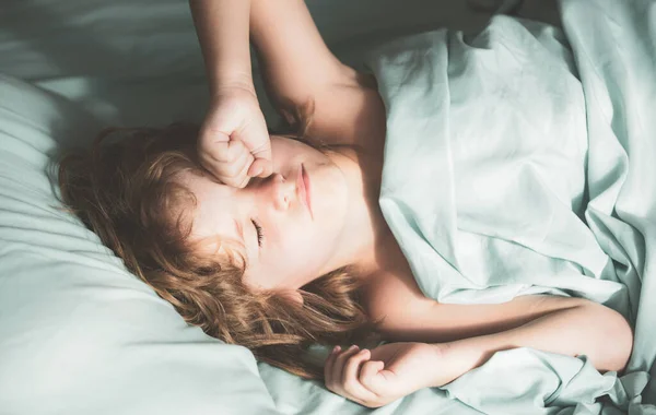 Adorables niños durmiendo en la cama en casa. —  Fotos de Stock