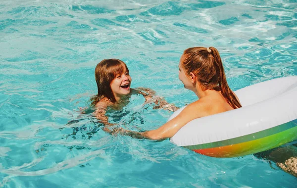 Niño con madre nadando en la piscina. Vacaciones familiares de verano. Fiesta en la piscina. Estilo de vida activo. —  Fotos de Stock
