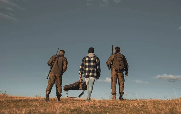 Fusiles de caza americanos. Caza sin fronteras. Hunter con escopeta a la caza . — Foto de Stock