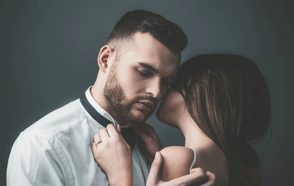 Sexy koppel kussen lippen. Geile hete jonge koppel omarmen. Jonge man en vrouw. — Stockfoto