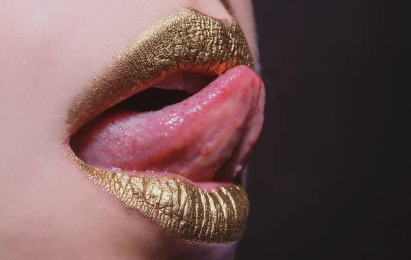 Labios. Los cosméticos hacen publicidad. Hermosos labios rojos perfectos femeninos. —  Fotos de Stock