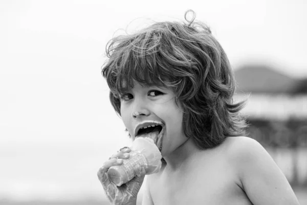 꼬마 애가 아이스크림먹고 있어. 귀여운 소년이 밖에서 아이스크림을 먹고 있다. — 스톡 사진