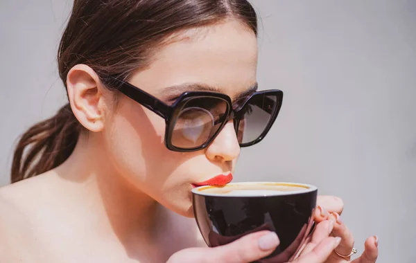 Chica de la cafetería. Rutina. Café americano espresso capuchino latte. —  Fotos de Stock