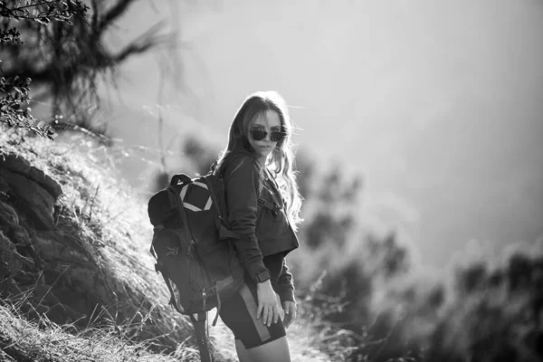 Chica excursionista con mochila. Mujer senderismo en las montañas con mochila. Backpacking turismo concepto paisaje fondo. — Foto de Stock