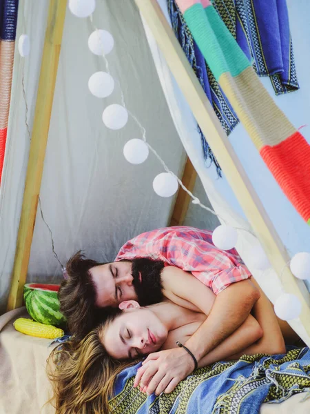 Casal amoroso na tenda. Par no acampamento de amor. Retrato de mulher homem feliz. — Fotografia de Stock