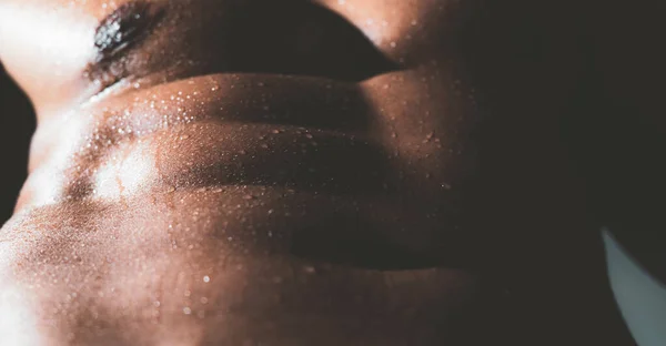 근육질의 섹시 한 남자 복부와 6 개의 팩을 닫고. — 스톡 사진