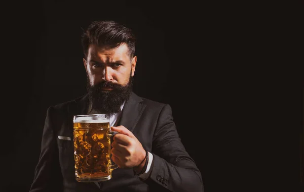 Portrait of serious bearded hipster man holds craft beer isoalted on black. — Stock Photo, Image