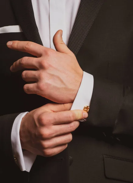 Mirada de caballero de negocios. Traje negro. Gemelos de hombre. Ropa elegante y elegante. Moda masculina. — Foto de Stock