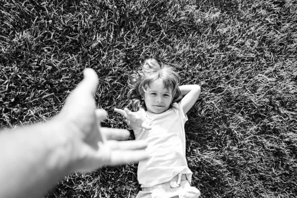 아이는 아버지 손을 뽑아. 날따라와 화창 한 날에는 손을 잡고 걸어. 아이들이 손을 잡고 자연의 야외에서 아버지를 인도하는 모습. — 스톡 사진