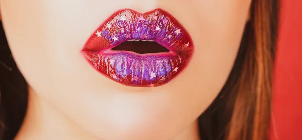 Sexy colseup Lip make-up. Lippenstift of lipgloss. Schoonheidsmodel. Vrouwelijke cosmetica. — Stockfoto