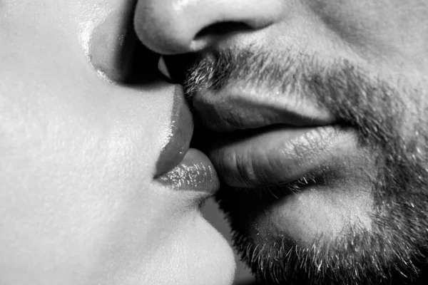 Kuss. Sexy Paar Verliebt. Intime Beziehungen. Mund in Großaufnahme küssend. Leidenschaft und sinnliche Berührung. Romantischer Mann mit weiblichen Lippen küsst. Schöne Menschen beim Dating. Valentinstag. Ausgeschnittenes Makroschönheitsgesicht. lizenzfreie Stockfotos