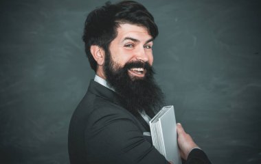 Öğretmenler günü. Karatahta geçmişi olan bir profesör. Tebeşir tahtası kopyalama alanı.