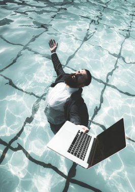 Komik ve çılgın Freelancer takım elbiseli yüzme havuzunda bilgisayar kullanıyor. Komik Freelanc. Yüzme havuzundaki dizüstü bilgisayarla çalışıyorum. Mutlu Bağımsız.