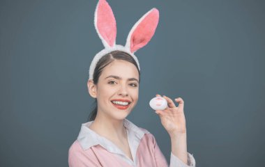 Mutlu Paskalyalar. Dudaklar ve Paskalya, Paskalya yumurtasında ruj izi. Tavşan kulaklı genç kadın. Tavşan kulaklı mutlu bir kadının portresi. Yumurta avı. Moda tavşan maskeli güzel kadın..