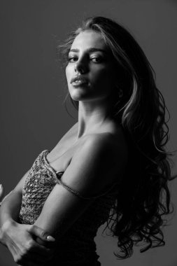 Güzel kız. Moda elbiseli moda kadını, modern moda lüks modeli. Güzel bir kız. Moda elbisesi giyiyor..