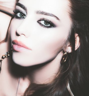 Güzellik kraliçesi, yüzünü kapat. Temiz tenli güzel bir kız. Kozmetik, güzellik ve kaplıca. Yüz bakımı. Güzel kız yüz bakımı. Yüz tedavisi.