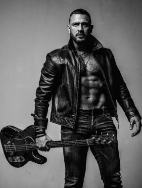 Bu partiyi salla. Gitarlı kaslı, atletik seksi erkek. Kendine güvenen ve yakışıklı vahşi bir adam müzik çalar. Yetişkinler için parti. Müzik dansı partisi. Vücudunu hareket ettir. Mükemmel sesin tadını çıkar. Rock müzisyeni konsepti
