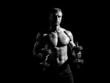Seksi spor gövdesi, dambılı adam. Kaslı ve güçlü adam egzersiz yapıyor. Sporcu ağırlıklarla egzersiz yapıyor. Fitness ve Crossfit.