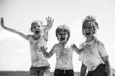 Komik çocuklar yüzlerine renk sıçratır, çocuk vücuduna renkli pudra sürer. Parlak renklerle boyanmış ellerini gösteren neşeli arkadaşlar. Renkli kirli insanlar..