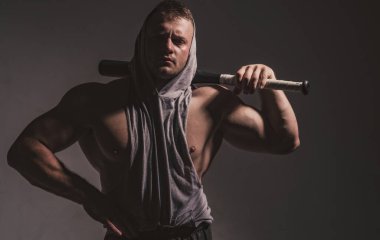 Beyzbol sopasıyla dövüşen adam. Ciddi duyguları olan tehlikeli bir adam..