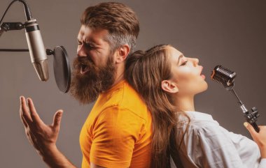 Şarkı söyleyen çift. Şarkıcı arkadaşlar rock söylüyor. Ses yapımcısı bir müzik stüdyosunda şarkı kaydediyor. Heyecanlı Karaoke.