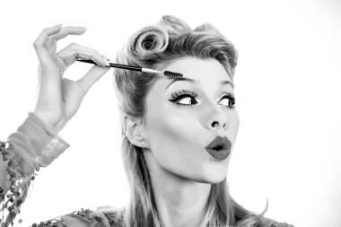 Güzel kalın kaşlar, iğnele. Mükemmel kaşlar, makyaj düzeltmesi. Komik kaş.