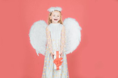 Sevgililer Günü. Cennetten gelen melek çocuk sana hediye veriyor. Meleklerin kanatları olan güzel melek küçük kız portresi. Melek çocuk. Melek. Güzel çocuk melek poz veriyor ve kameraya bakıyor..